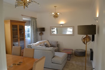 frinton escapes the cottage