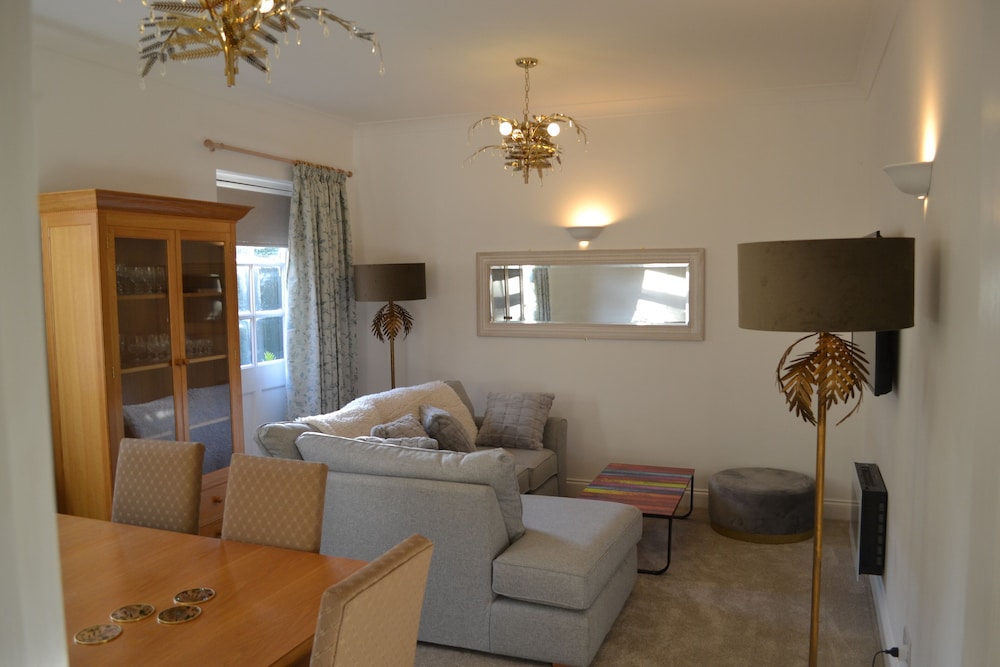 frinton escapes the cottage