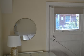 frinton escapes the cottage