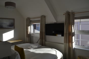 frinton escapes the cottage