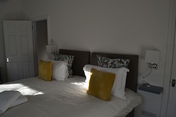 frinton escapes the cottage