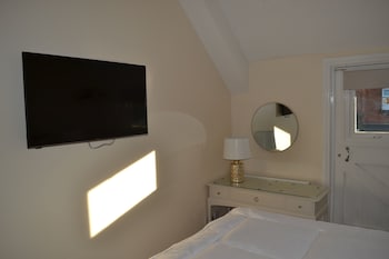 frinton escapes the cottage