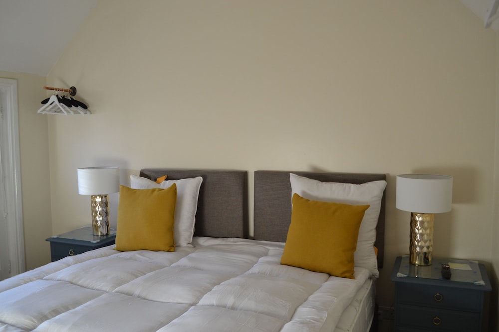 frinton escapes the cottage