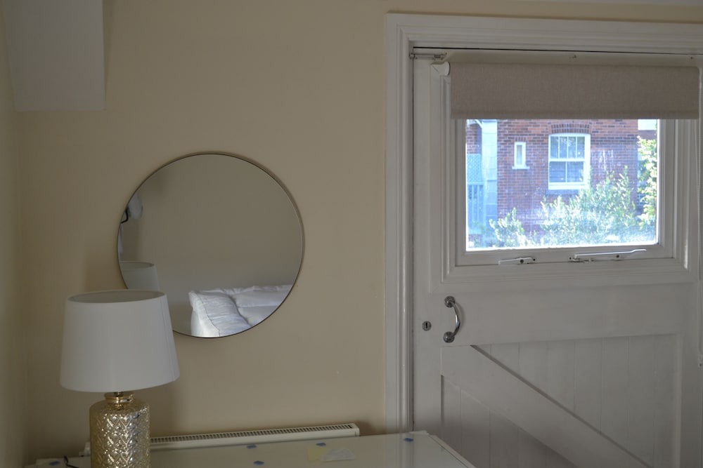 frinton escapes the cottage