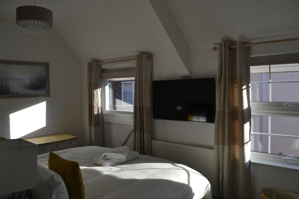 frinton escapes the cottage