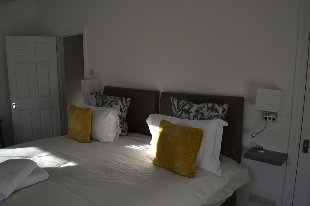 frinton escapes the cottage