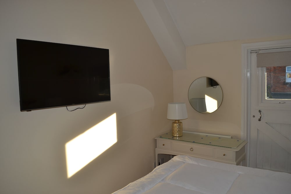 frinton escapes the cottage