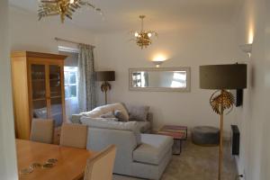 frinton escapes the cottage