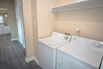 3Br/2Ba Remodeled House Near Downtown,,3.5 star