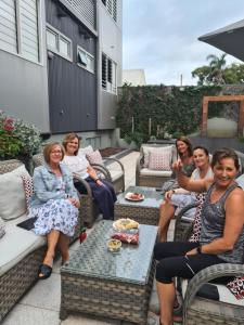 Crown On Darby,Hunter>>Cooks Hill,0 star