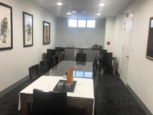 Crown On Darby,Hunter>>Cooks Hill,0 star