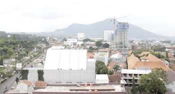 bright and comfy studio apartment at easton park residence jatinangor near unpad