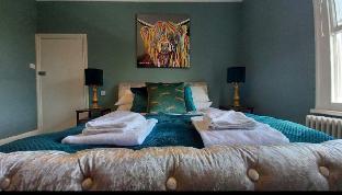 the greyhound wigginton