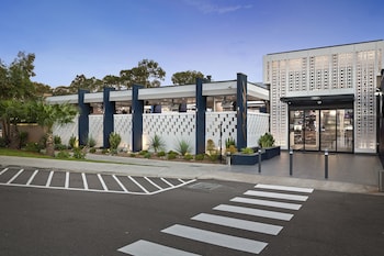 mill hotel milperra panania