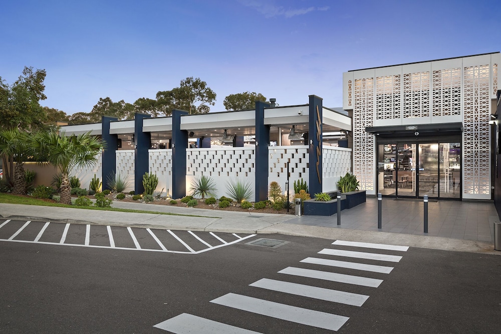 mill hotel milperra panania