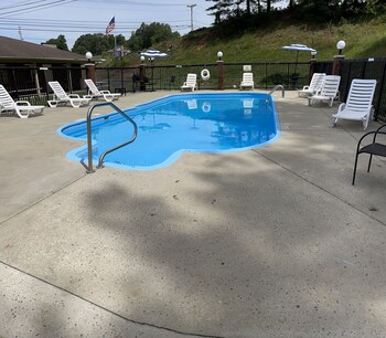 The Tompkinsville Inn,,2 star