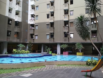 strategic and relaxing 2br at gateway apartment ahmad yani cicadas