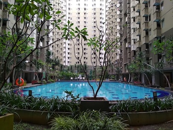 strategic and relaxing 2br at gateway apartment ahmad yani cicadas