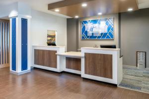 holiday inn express and suites colorado springs fi