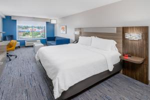 holiday inn express and suites colorado springs fi