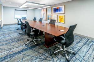 holiday inn express and suites colorado springs fi