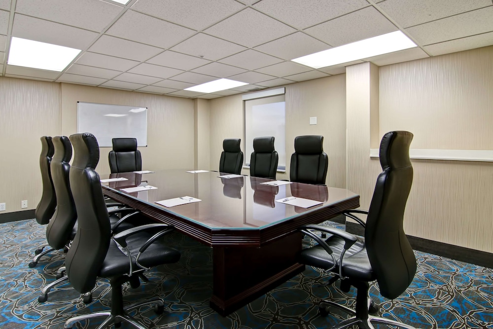 hampton inn and suites by hilton calgary airport