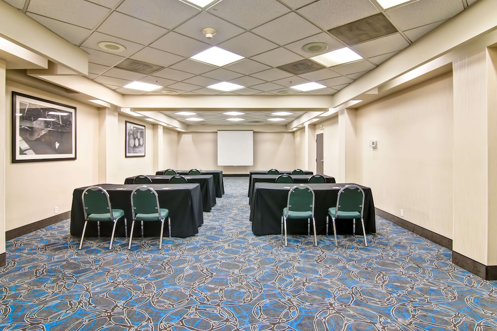 hampton inn and suites by hilton calgary airport