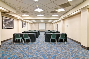 hampton inn and suites by hilton calgary airport