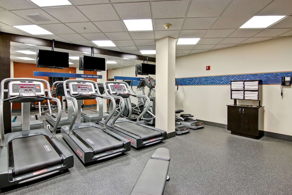 hampton inn and suites by hilton calgary airport