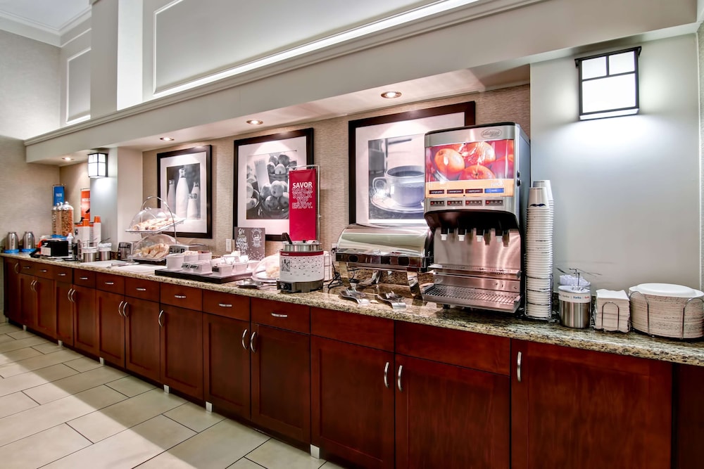 hampton inn and suites by hilton calgary airport