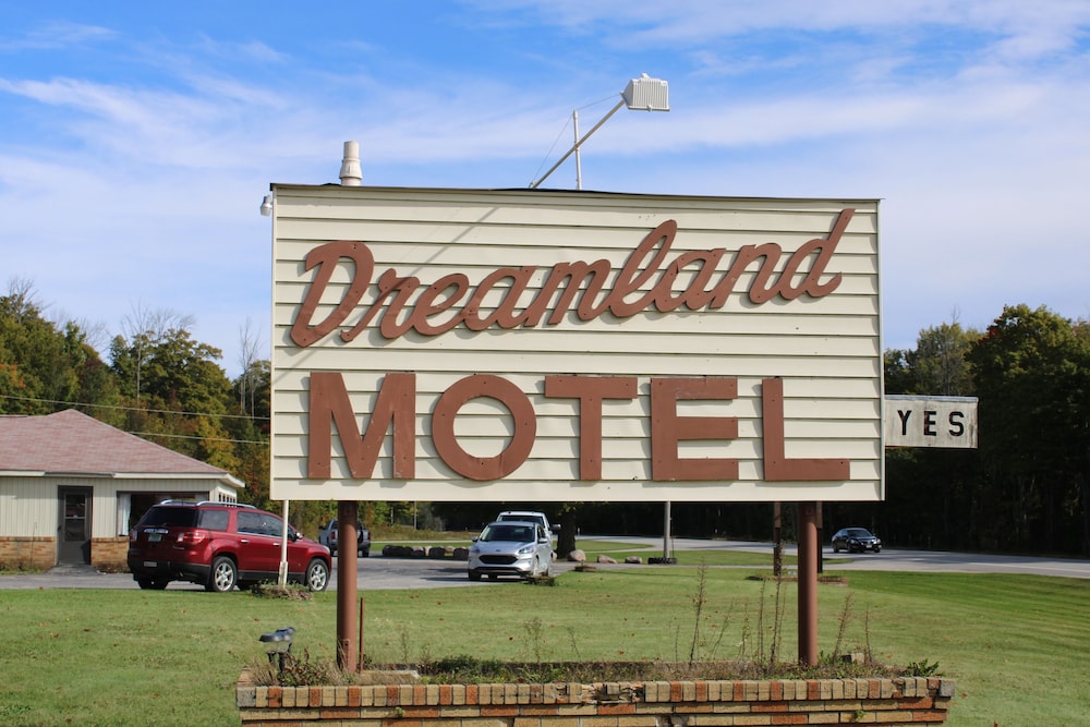 Adoba Dreamland,,2.5 star