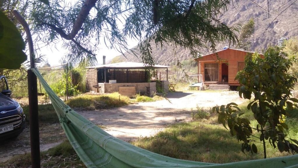 hermosas cabanas en la naturaleza del rio elqui