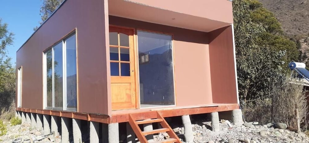 hermosas cabanas en la naturaleza del rio elqui