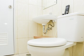 comfort and homey 2br at springlake apartment bekasi