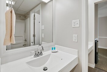 Top Floor Deluxe Suite Bay View,,2.5 star