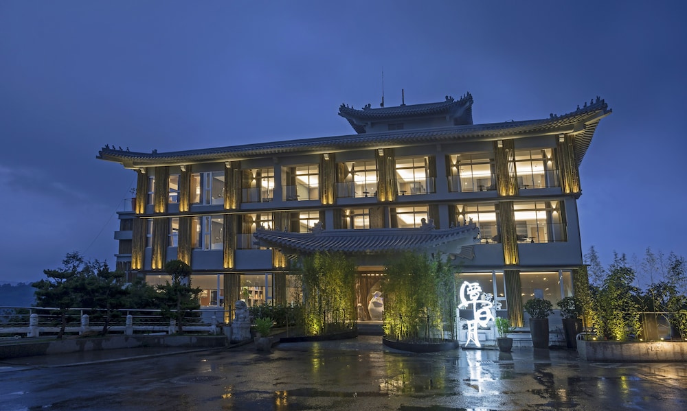 hotel day plus sun moon lake