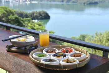 hotel day plus sun moon lake