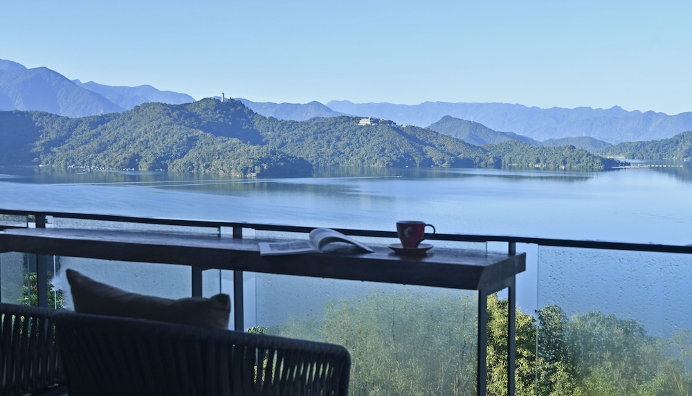 hotel day plus sun moon lake