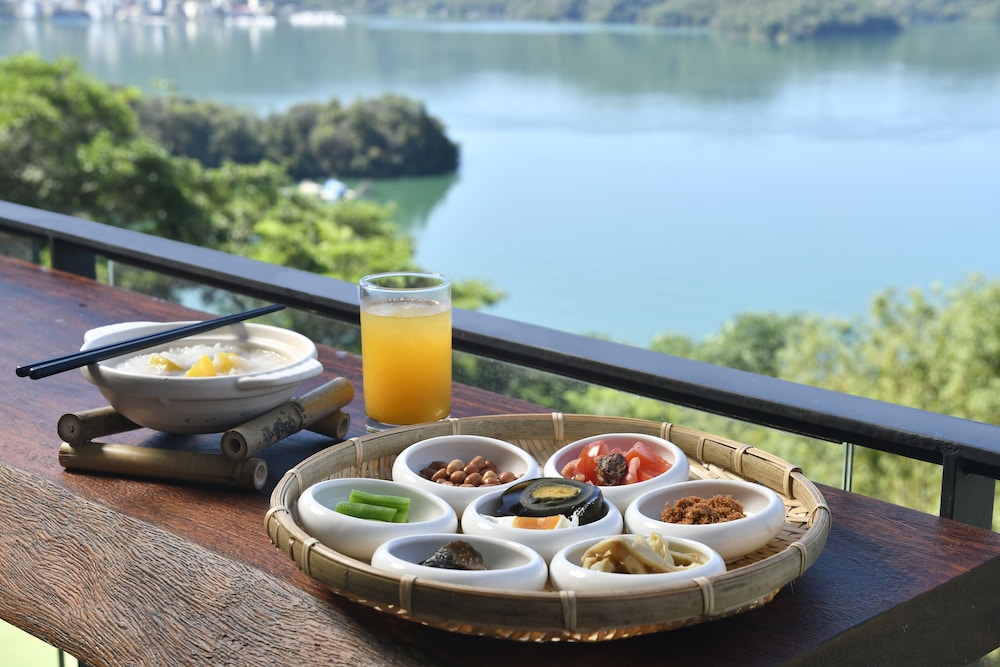 hotel day plus sun moon lake