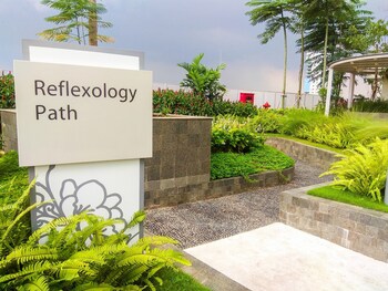 studio apartment at the springlake view summarecon with mall view