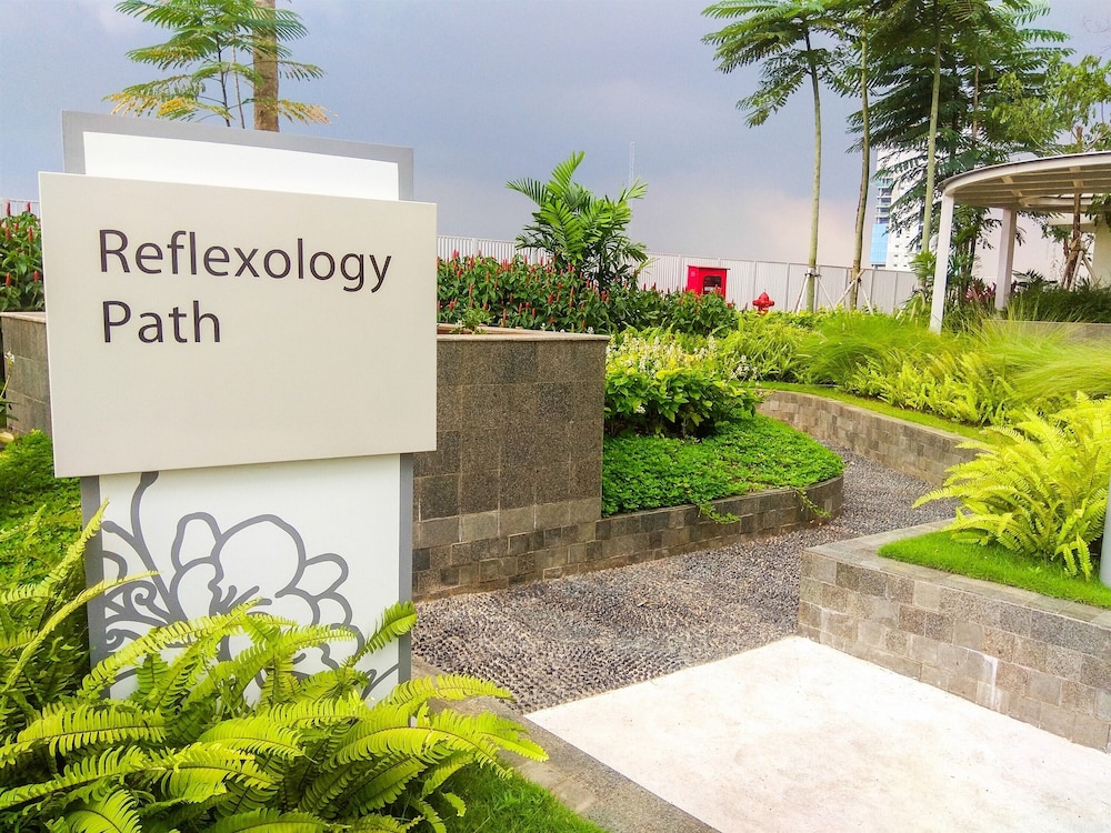 studio apartment at the springlake view summarecon with mall view