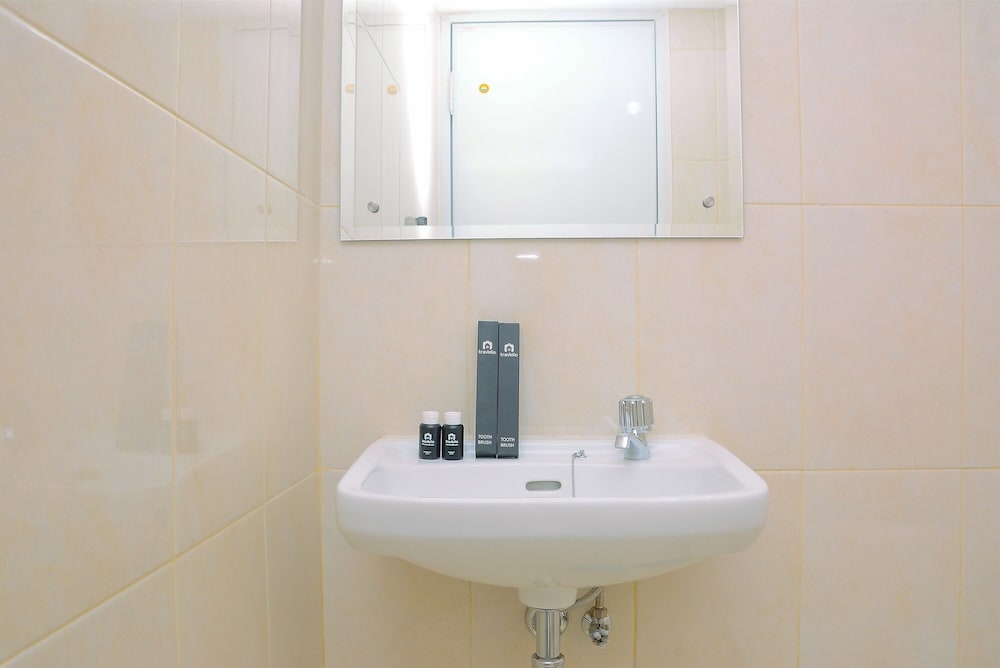 studio apartment at the springlake view summarecon with mall view