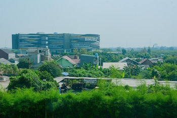 studio apartment at the springlake view summarecon with mall view