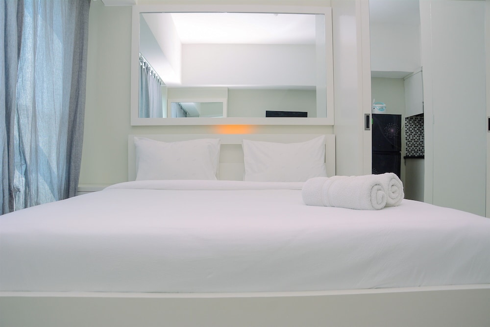 studio apartment at the springlake view summarecon with mall view