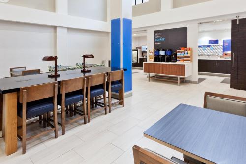 holiday inn express and suites montgomery east eastchase