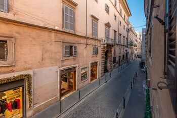 minerva in pantheon apartment