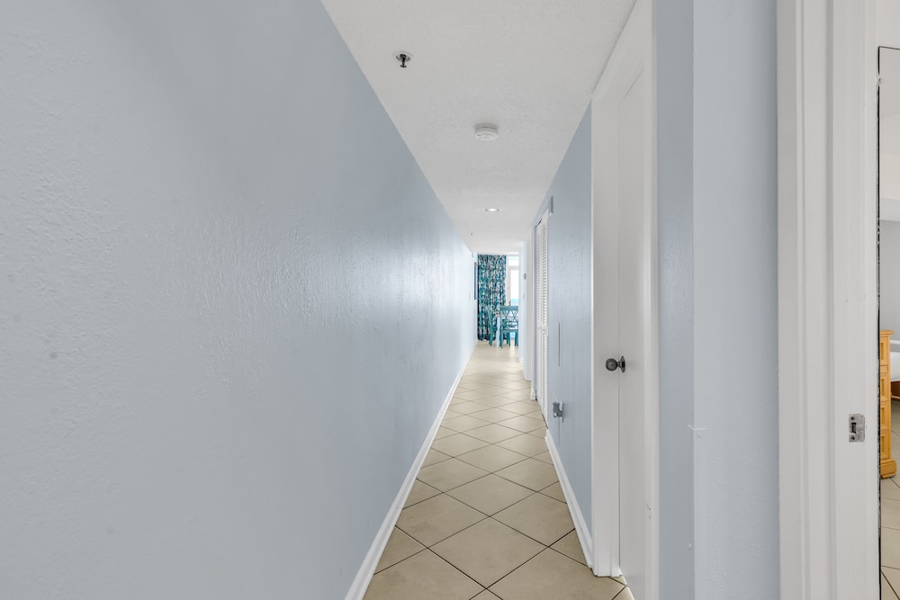 hosteeva 2 br oceanfront views w pool atlantica towers condo