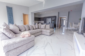 Beautiful Modern Open Plan Living With Hot Tub,,3.5 star