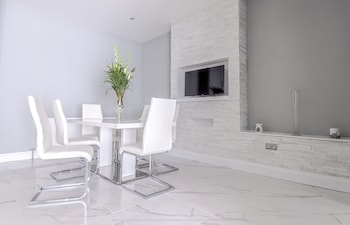 Beautiful Modern Open Plan Living With Hot Tub,,3.5 star