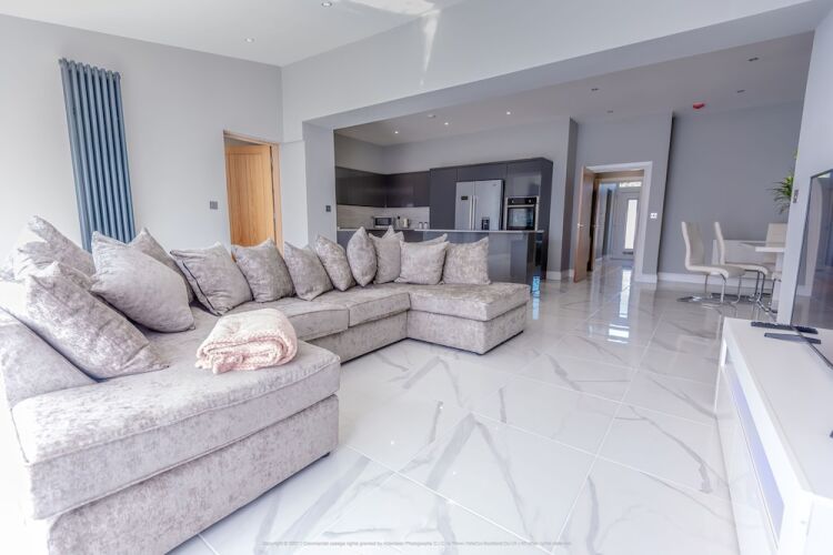 Beautiful Modern Open Plan Living With Hot Tub,,3.5 star